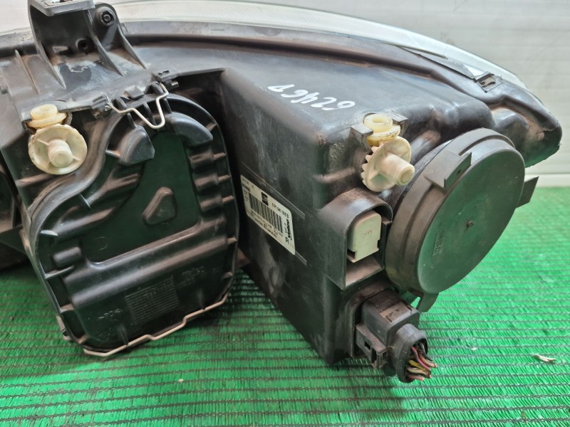 Recambio de faro derecho para seat leon (1p1) 2.0 tdi 16v referencia OEM IAM 89309820 5P1941006B 89309820