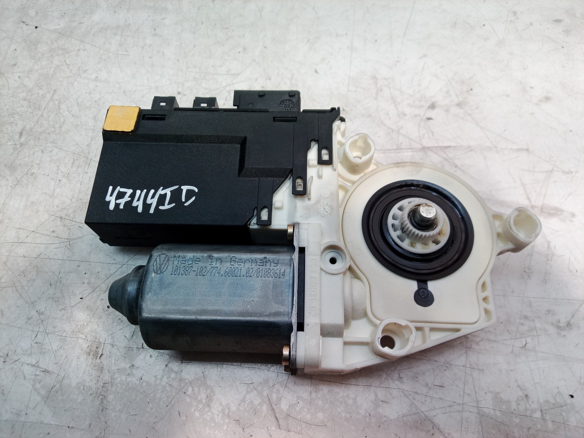 991712203 MOTEUR LÈVE VITRE ARRIÈRE DROITE / 991712203 / 991712203 / 777367 POUR - Photo 1/8